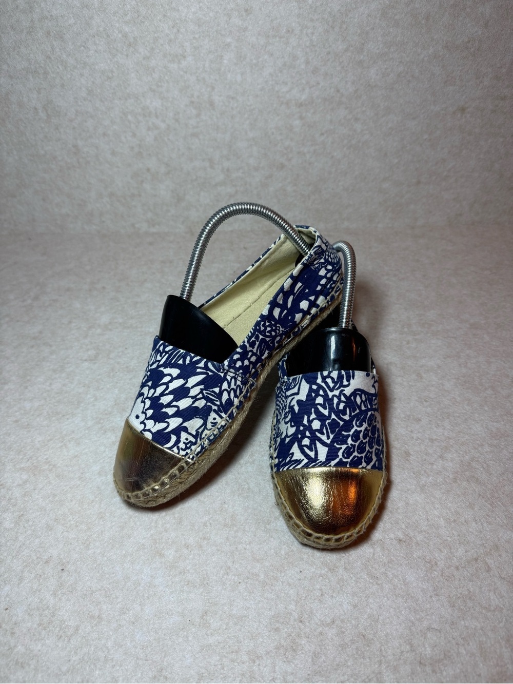 Lilly Pulitzer Upstream Blue Floral Canvas Espadrille Flats Gold Cap Toe SZ 7